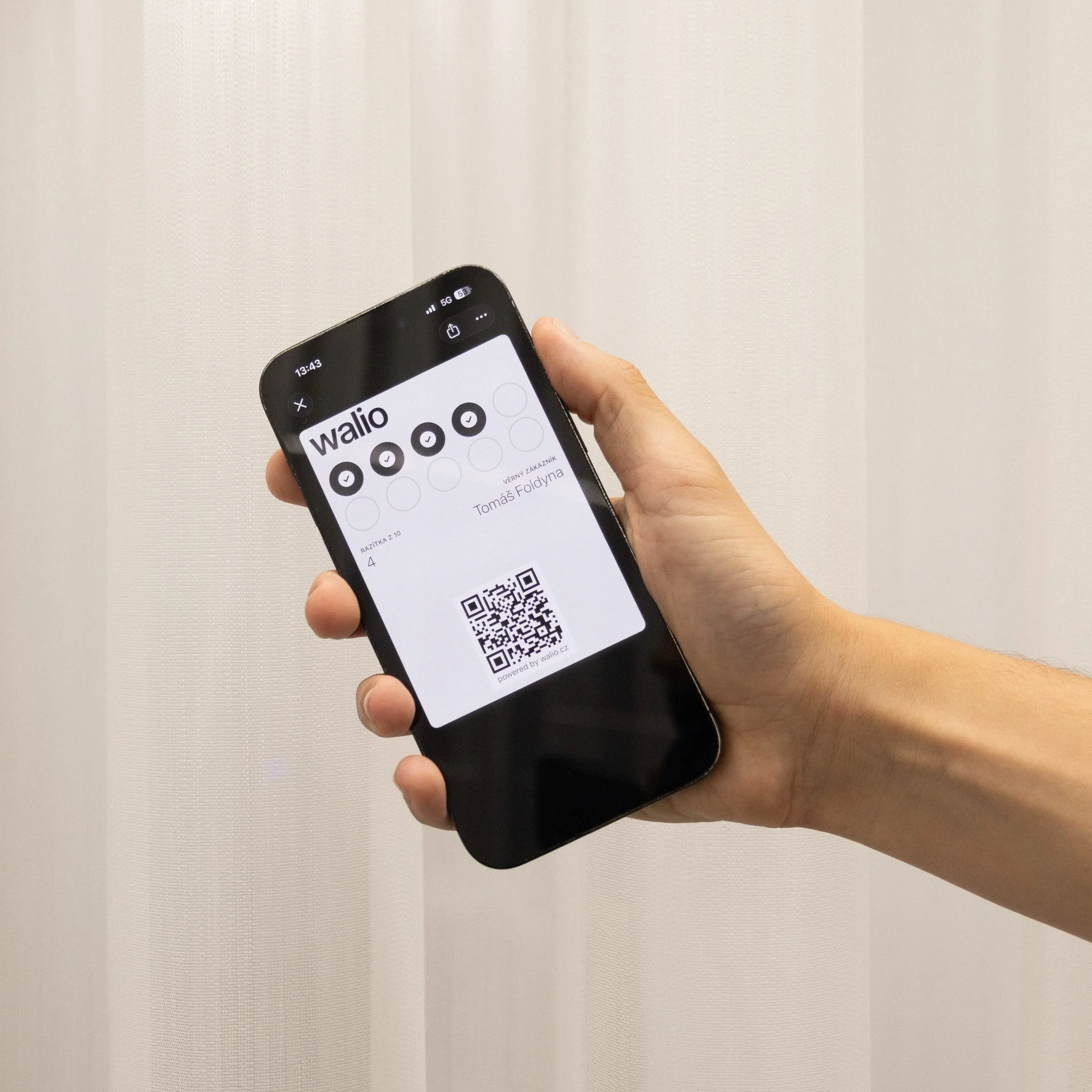 Věrnostní karta Walio v Apple Wallet a Google Wallet na obrazovce telefonu
